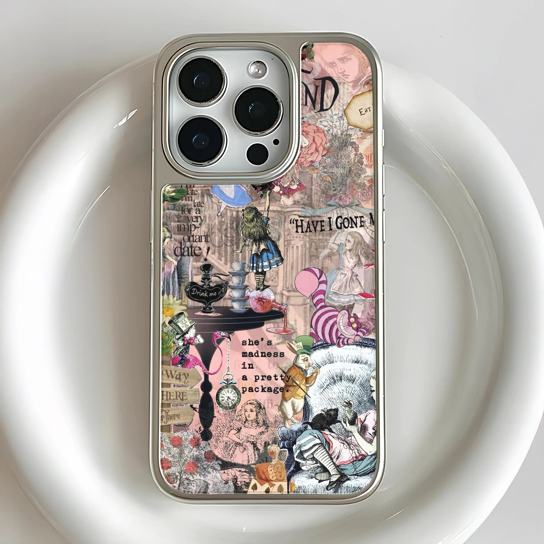 Funda para teléfono holográfica cromada de Alicia en el País de las Maravillas: diseño caprichoso y estética de ensueño