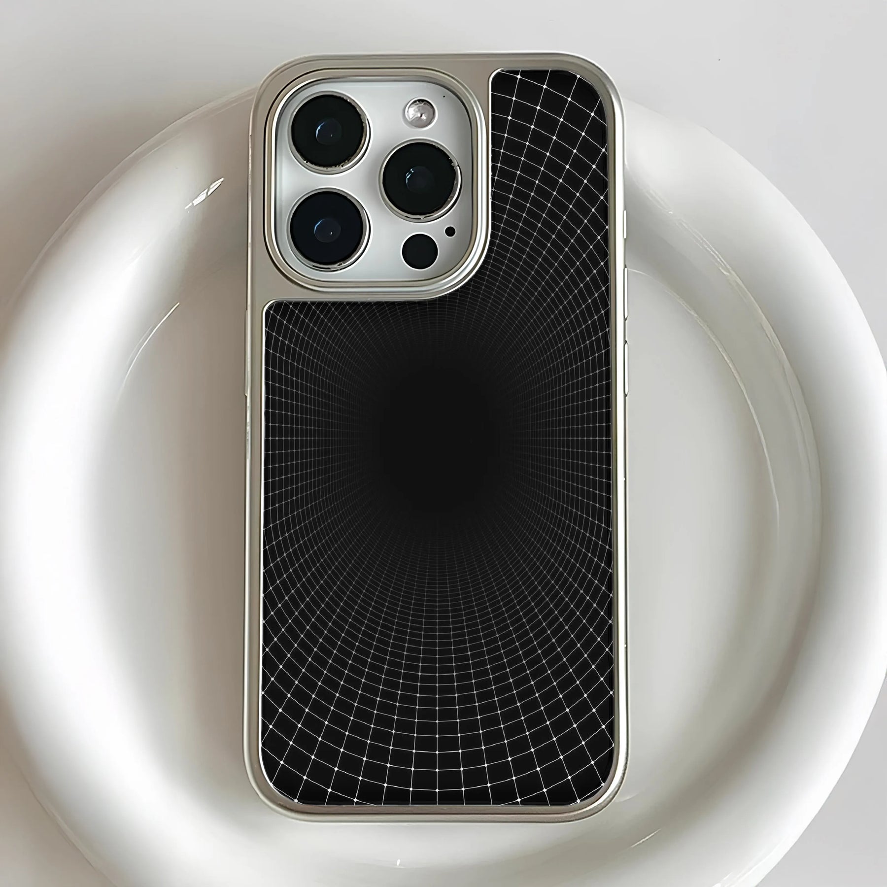 Funda holográfica cromada para iPhone 15 Pro - Diseño de cuadrícula negra