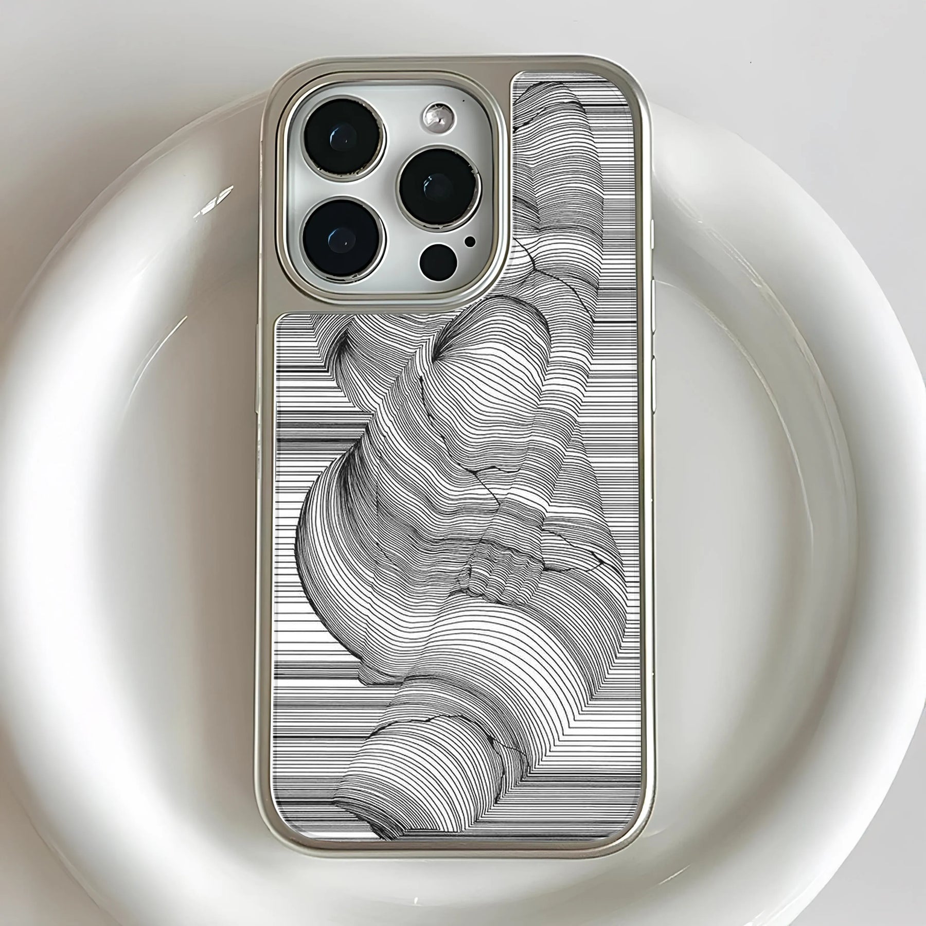 iPhone 15 Pro용 홀로그램 크롬 폰 케이스 - 아티스틱 블랙 라인 디자인