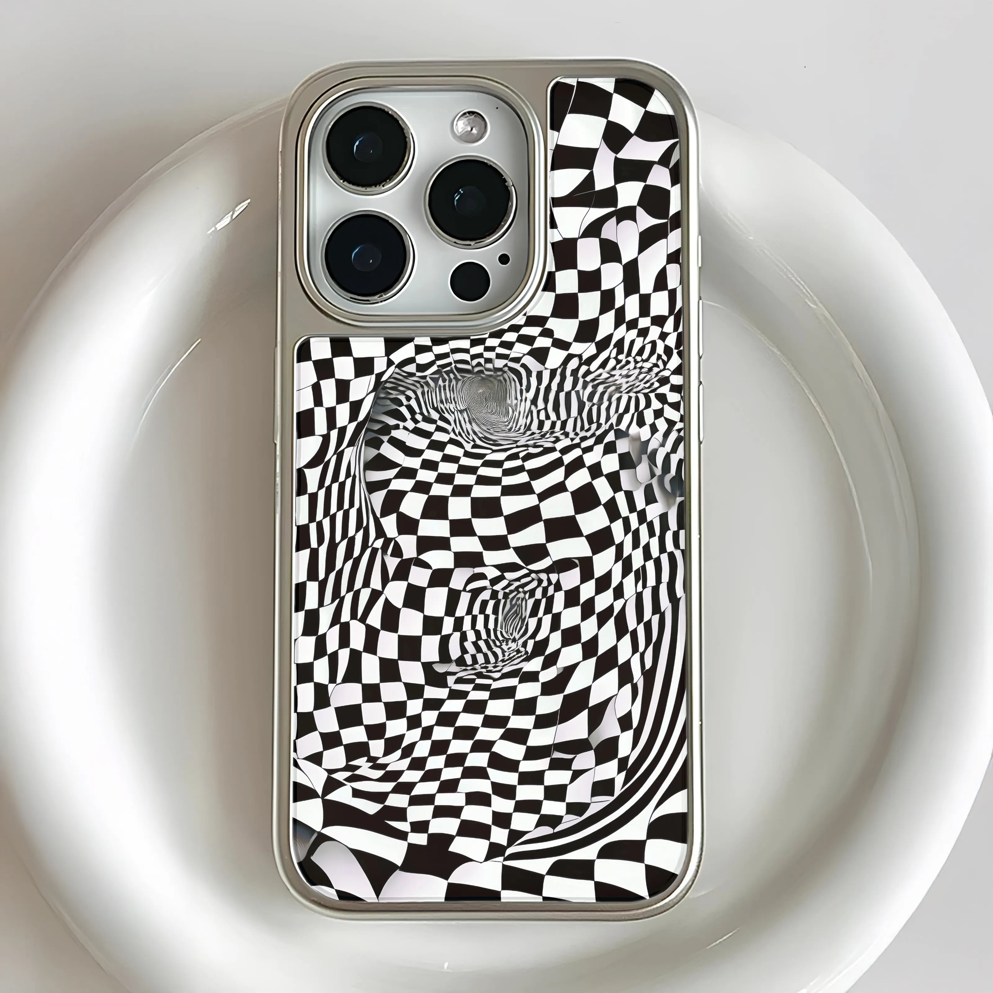 iPhone 15 Pro용 홀로그램 크롬 폰 케이스 - 착시 디자인