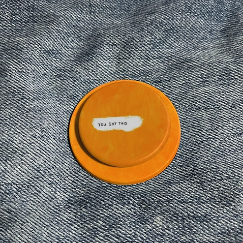 "당신은 할 수 있어요"라는 문구가 적힌 오렌지색 질감의 핸드폰 그립 & 스탠드 - 긍정적인 명언 홀더