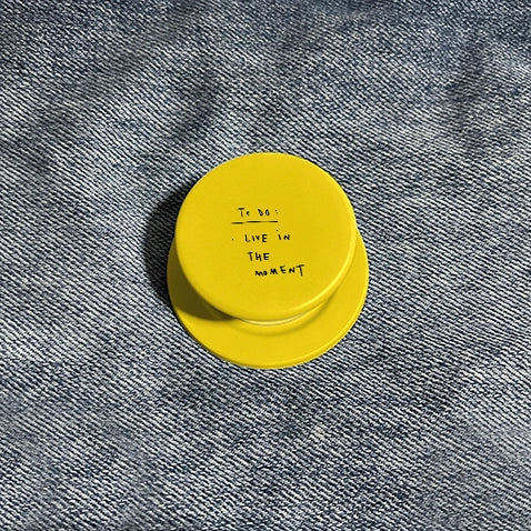 Soporte para teléfono con lista de tareas "Vive el momento" - Porta teléfono amarillo con frase motivacional