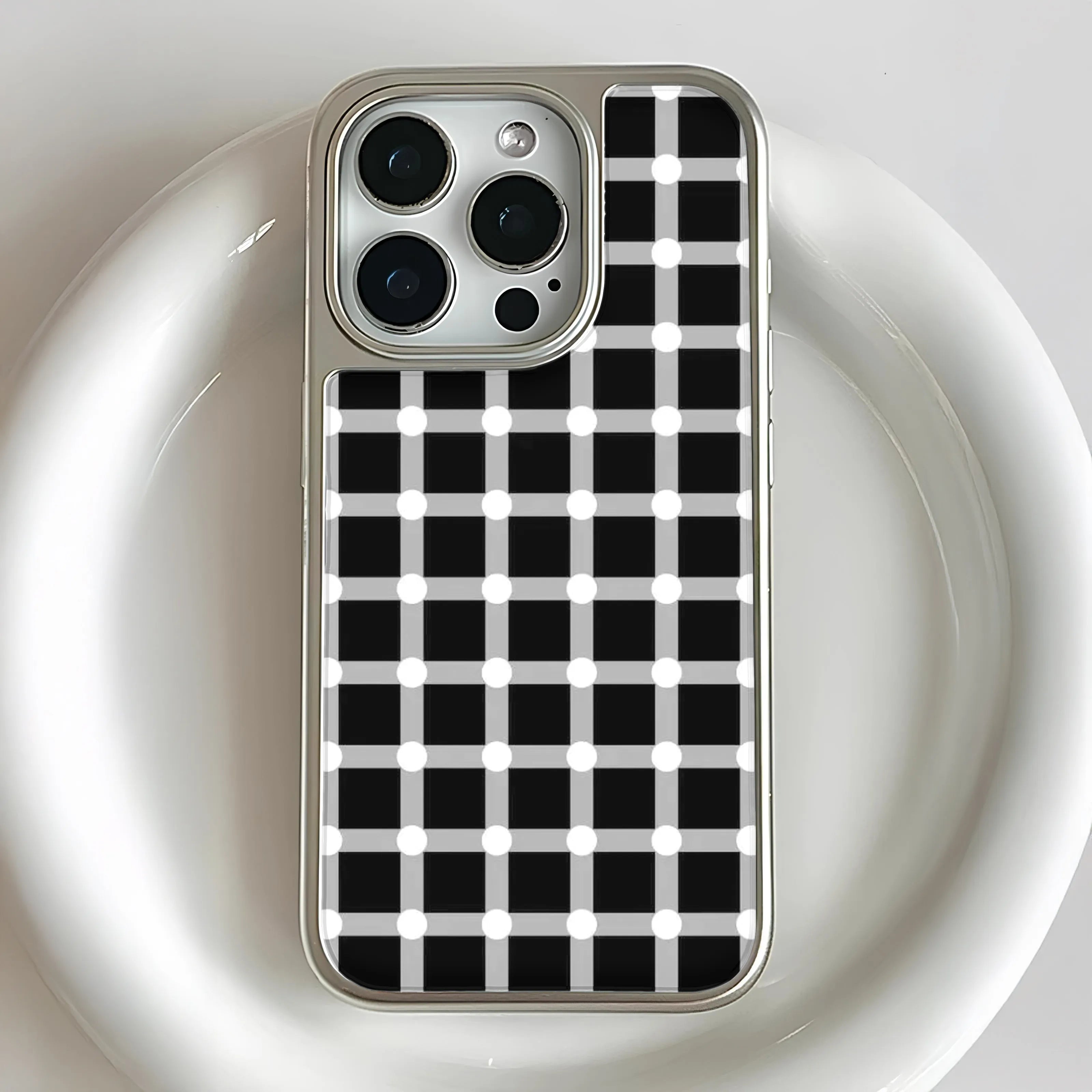 iPhone 14 Pro용 홀로그램 크롬 폰 케이스 - 흑백 물방울 무늬 디자인