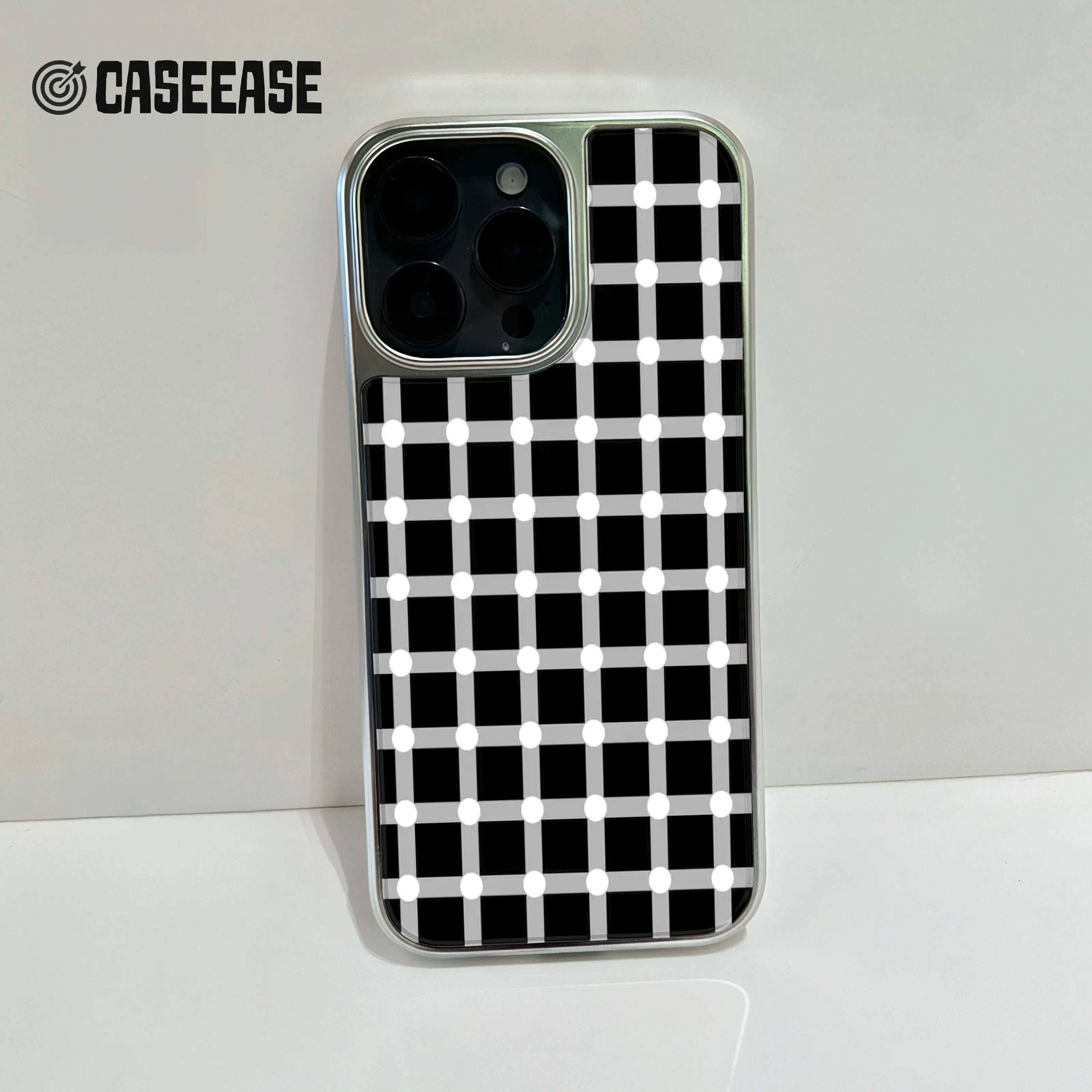 iPhone 14 Pro용 홀로그램 크롬 폰 케이스 - 흑백 물방울 무늬 디자인