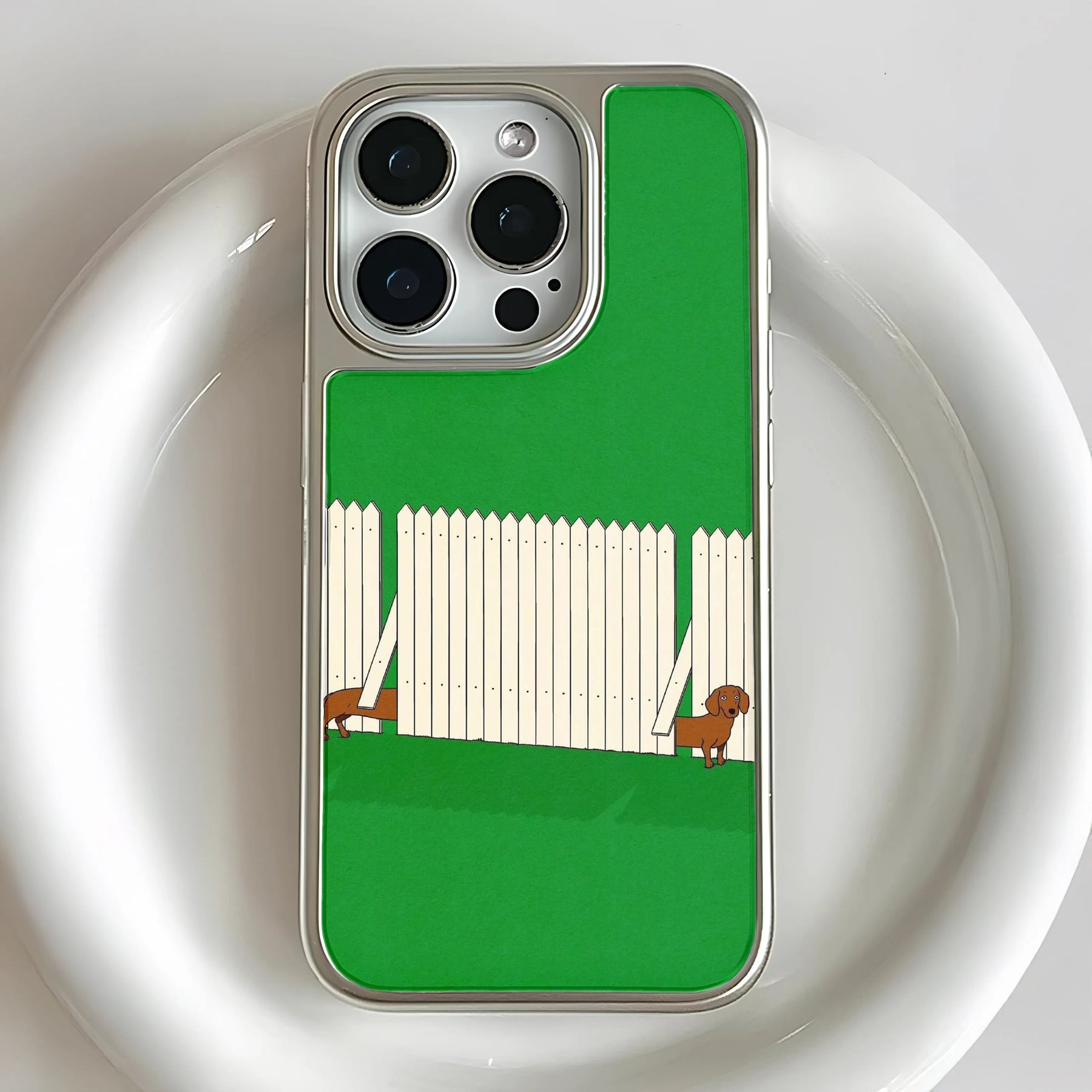 Funda holográfica cromada para iPhone 15 Pro - Cachorros juguetones y césped verde