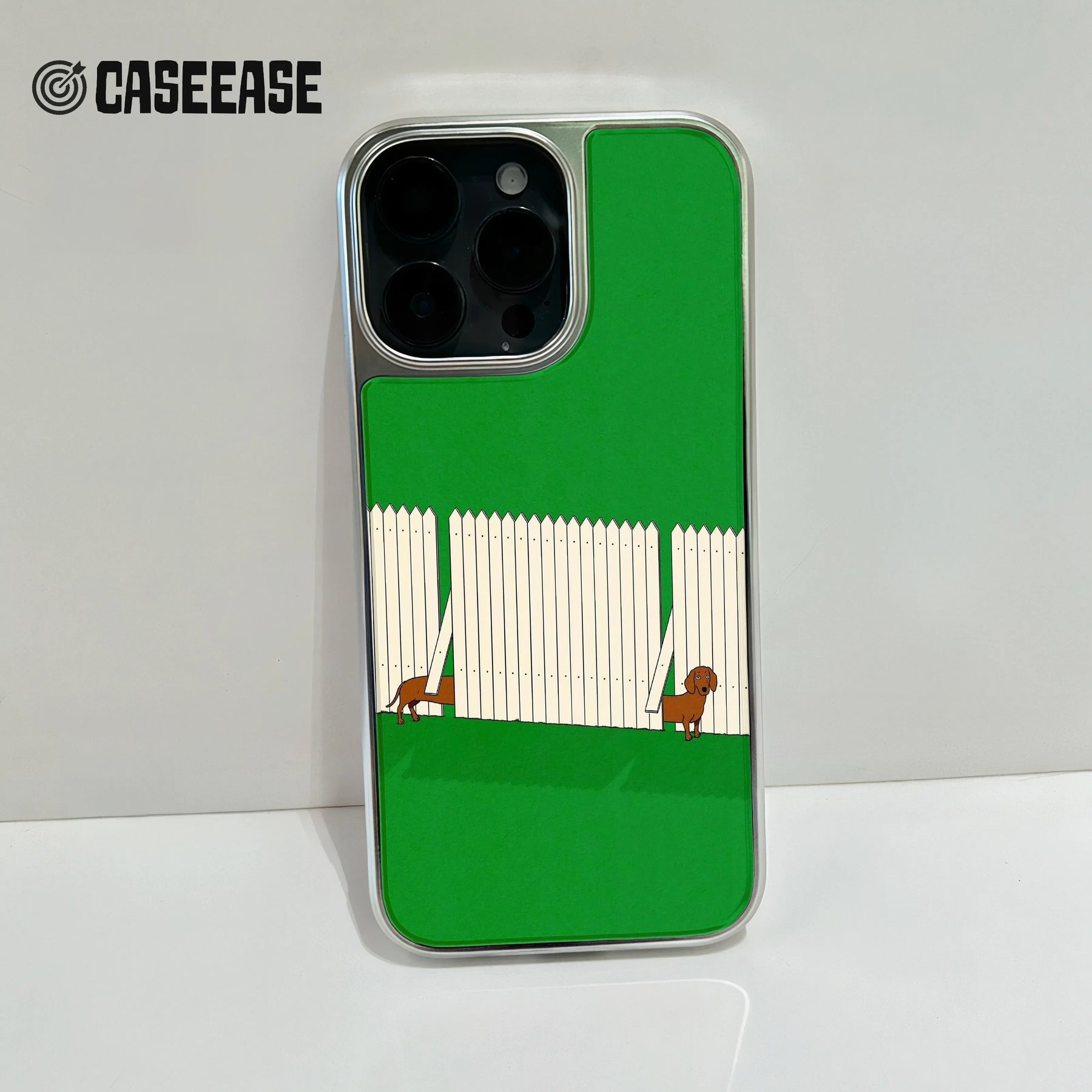 Funda holográfica cromada para iPhone 15 Pro - Cachorros juguetones y césped verde