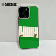 Funda holográfica cromada para iPhone 15 Pro - Cachorros juguetones y césped verde