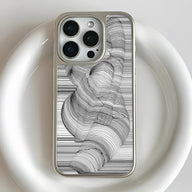 Funda holográfica cromada para iPhone 15 Pro - Diseño artístico de líneas negras