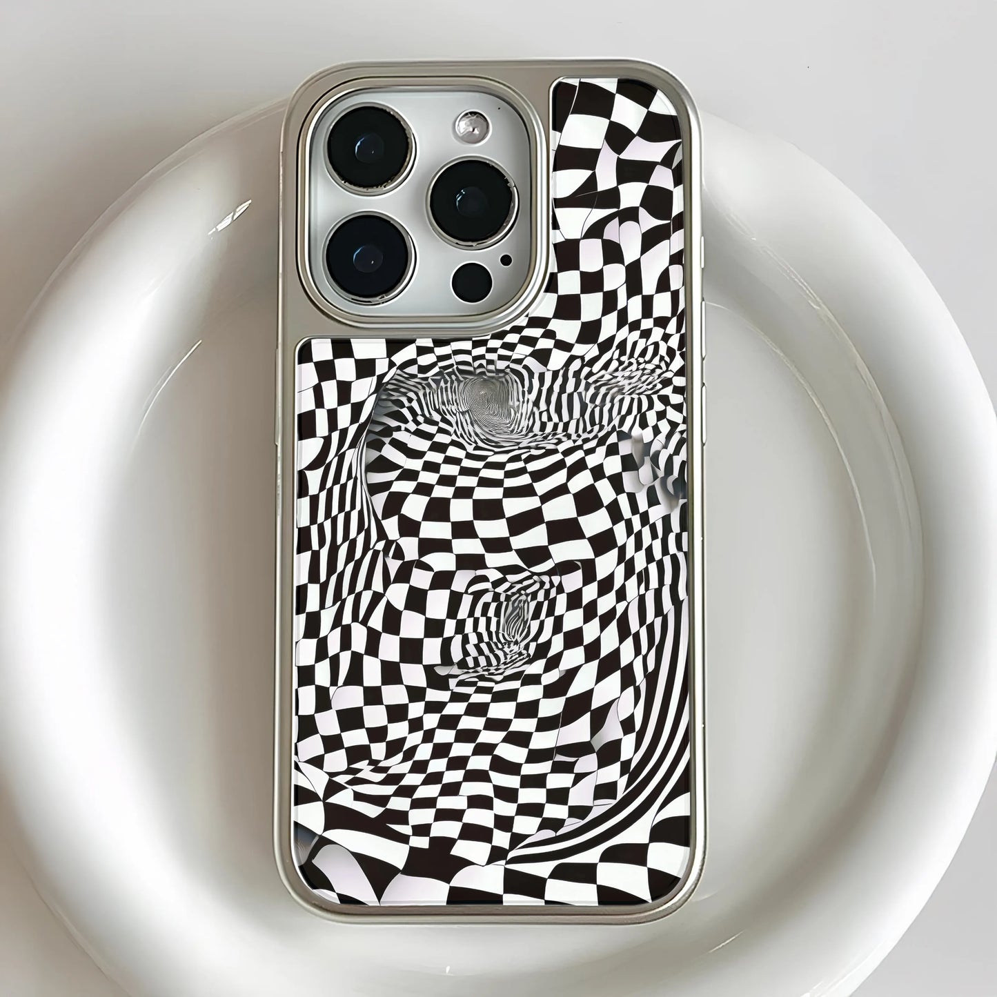 iPhone 15 Pro용 홀로그램 크롬 폰 케이스 - 착시 디자인