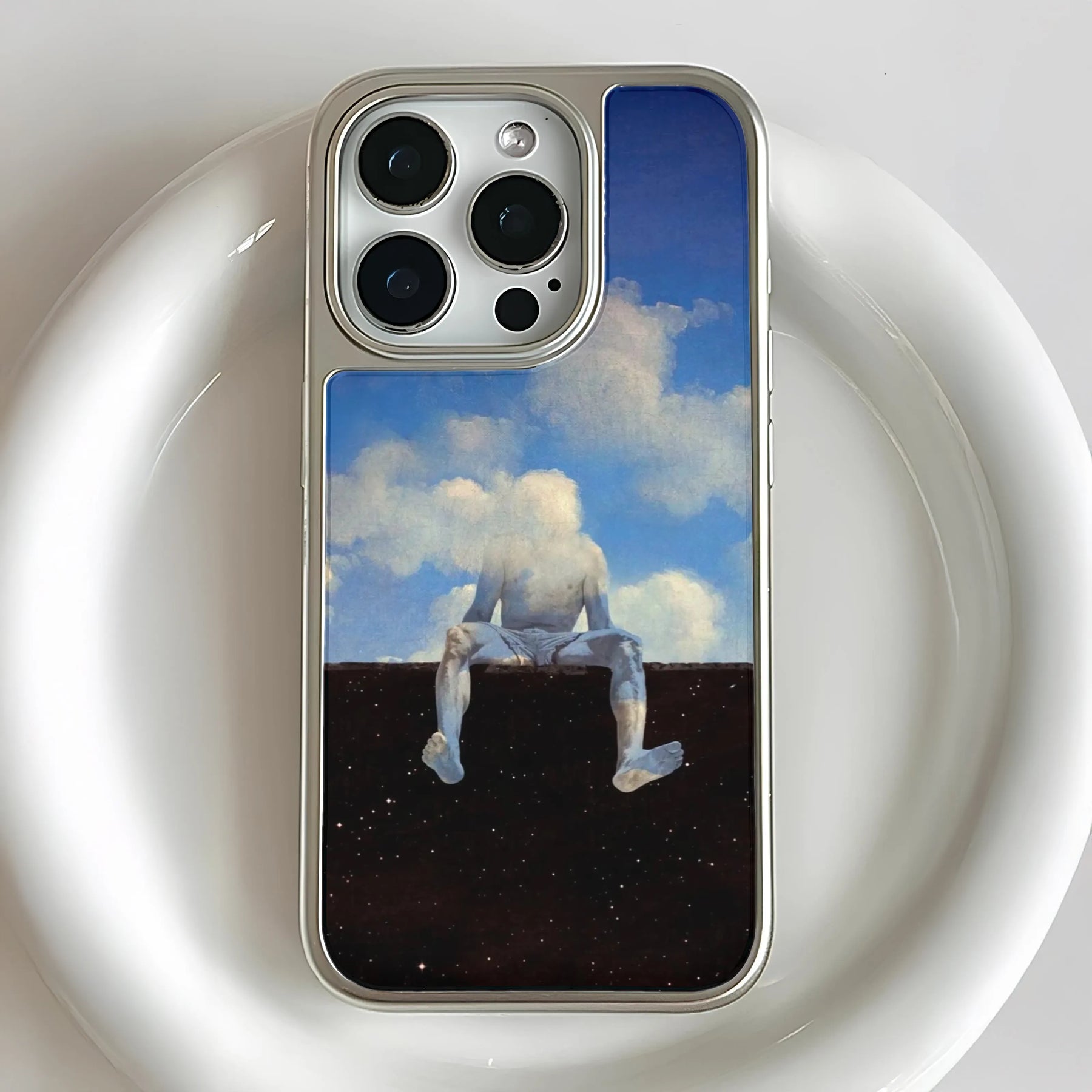 iPhone 14 Pro용 구름 속 홀로그램 크롬 헤드 폰 케이스 - Dreamy Cosmic Design