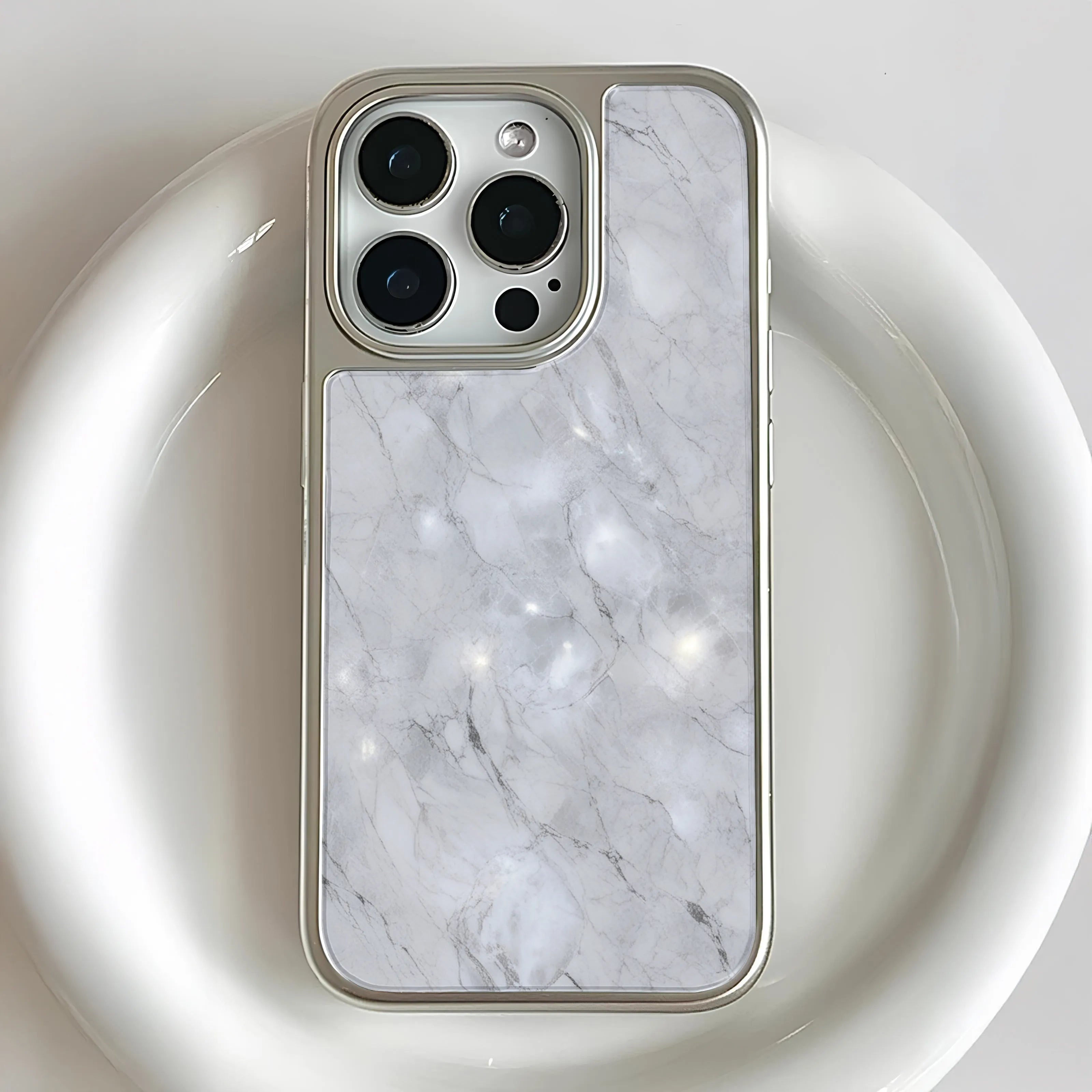iPhone 15 Pro용 홀로그램 크롬 폰 케이스 - 대리석 효과 &amp; 메탈릭 마감