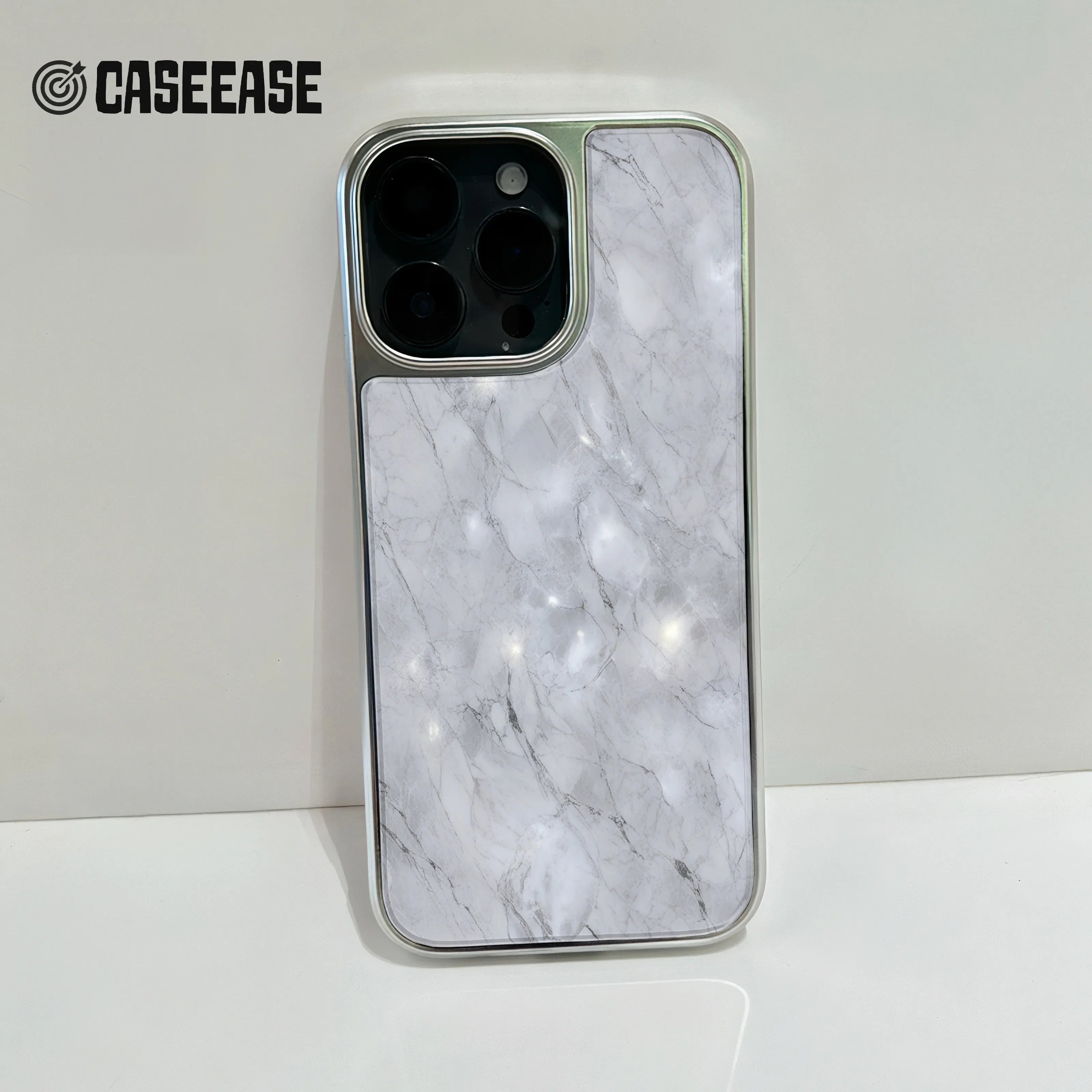 iPhone 15 Pro용 홀로그램 크롬 폰 케이스 - 대리석 효과 &amp; 메탈릭 마감