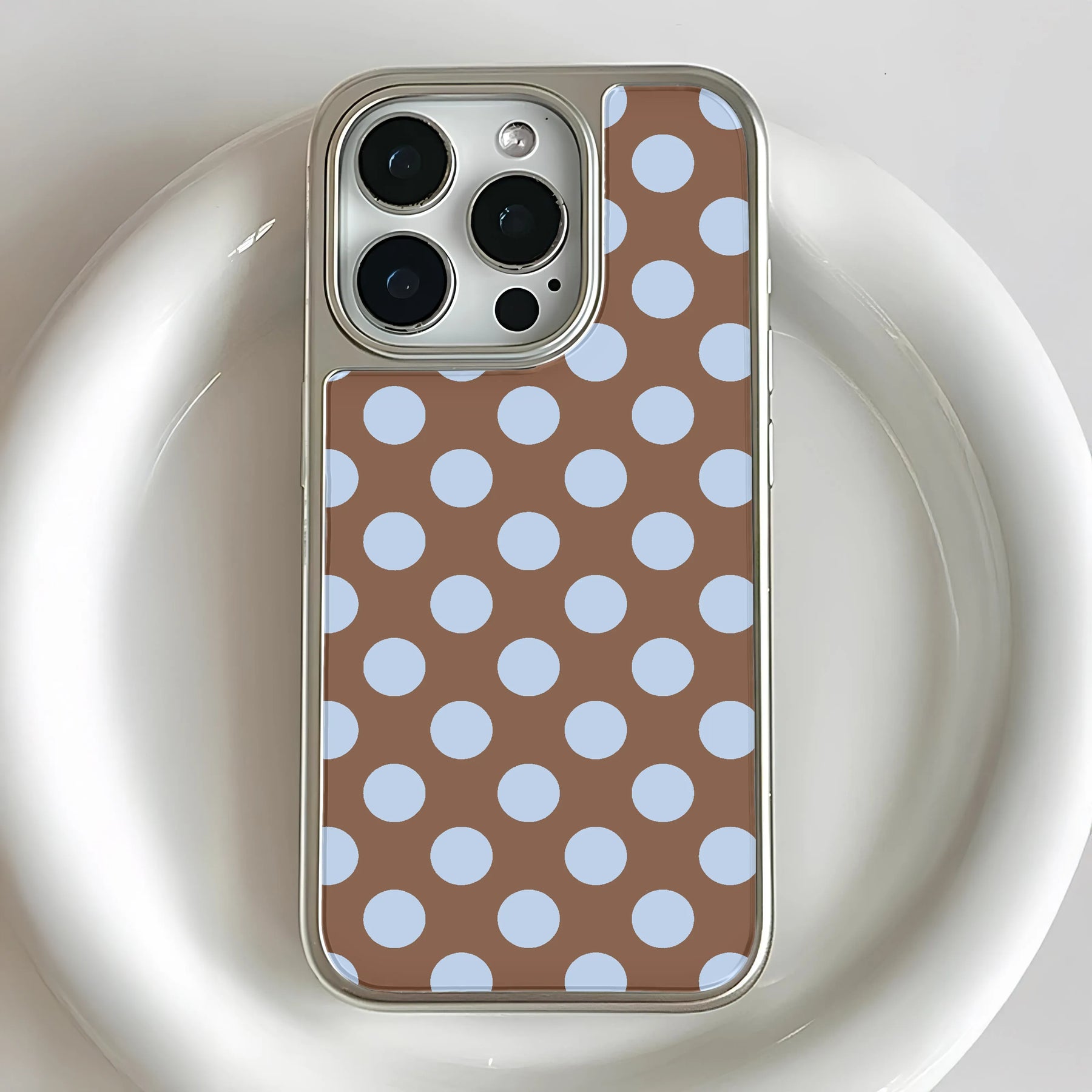 Funda para teléfono holográfica con lunares cromados: elegantes lunares azules sobre marrón