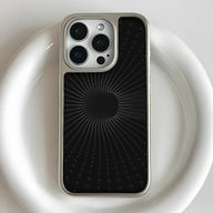 iPhone 15 Pro용 홀로그램 크롬 폰 케이스 - 블랙 스파이럴 디자인