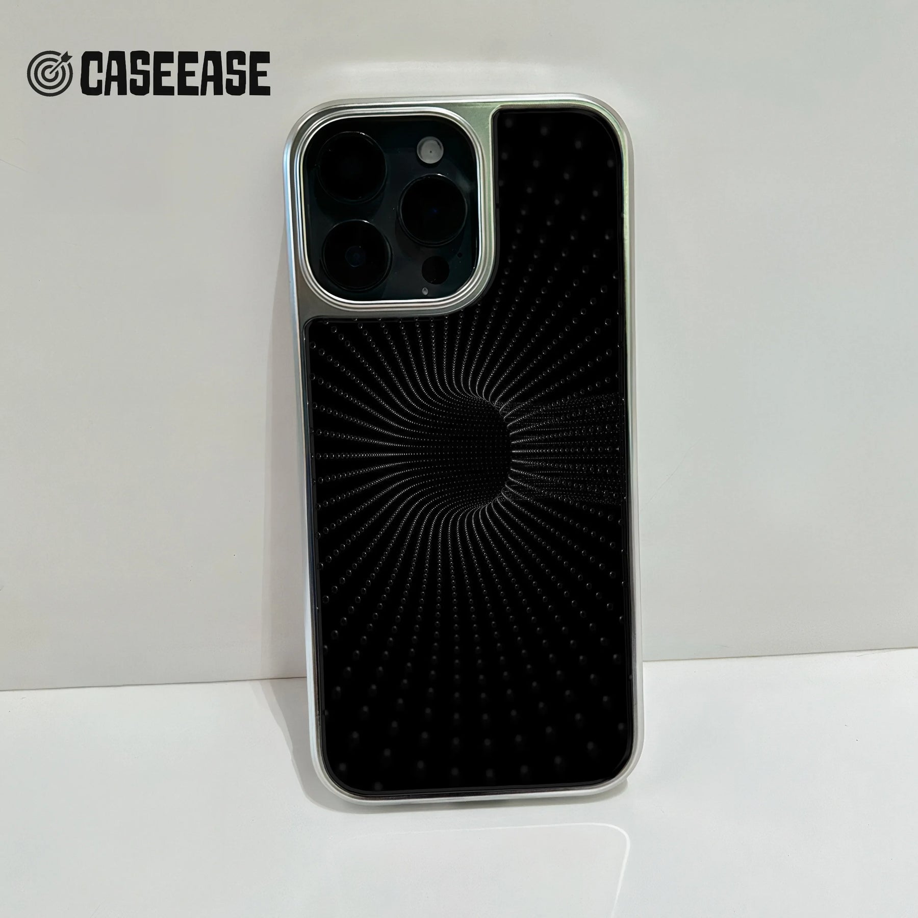 iPhone 15 Pro용 홀로그램 크롬 폰 케이스 - 블랙 스파이럴 디자인