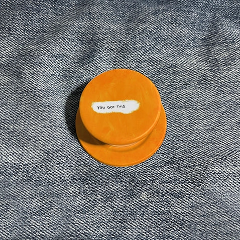 Soporte y agarre para teléfono con textura naranja y frase motivadora "Tú puedes con esto" - Soporte con frase positiva 