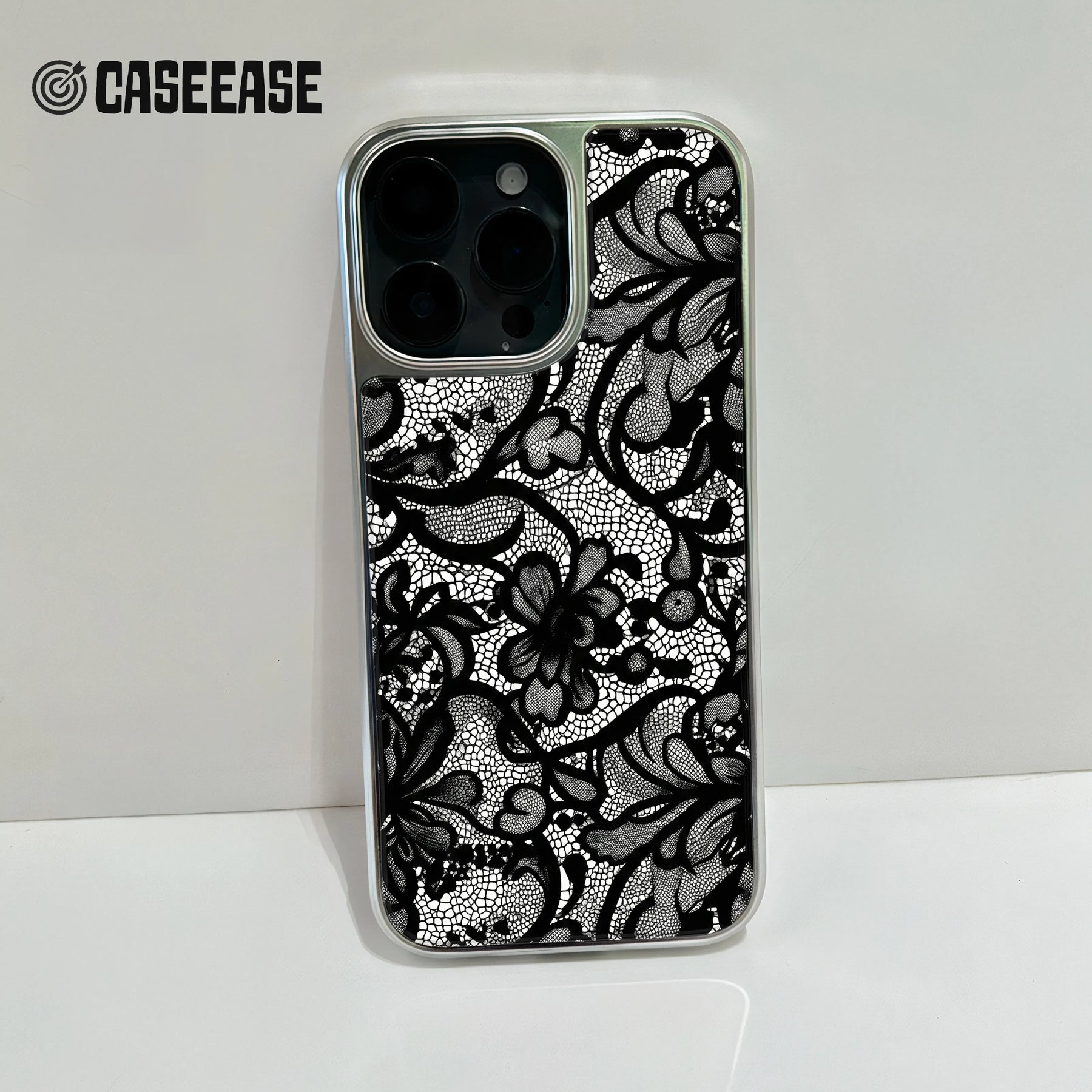 Funda para teléfono con encaje cromado holográfico - Elegante diseño floral negro